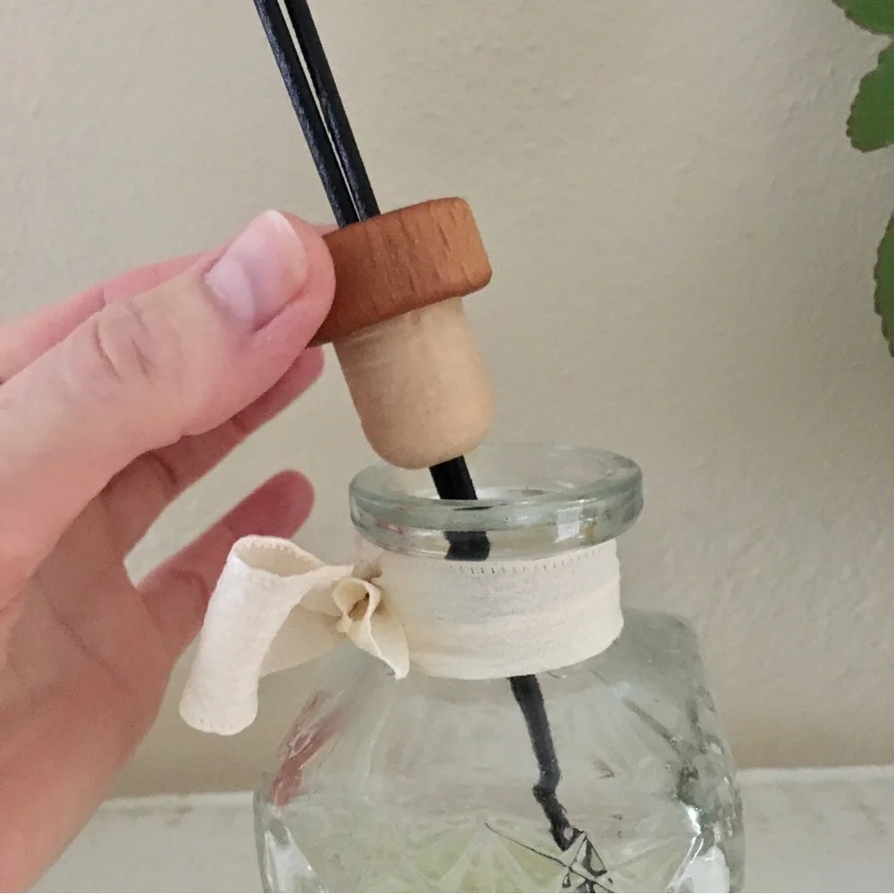 LP Cut Glass Stem Bottle + Reed Diffuser Lid Cream Ribbon